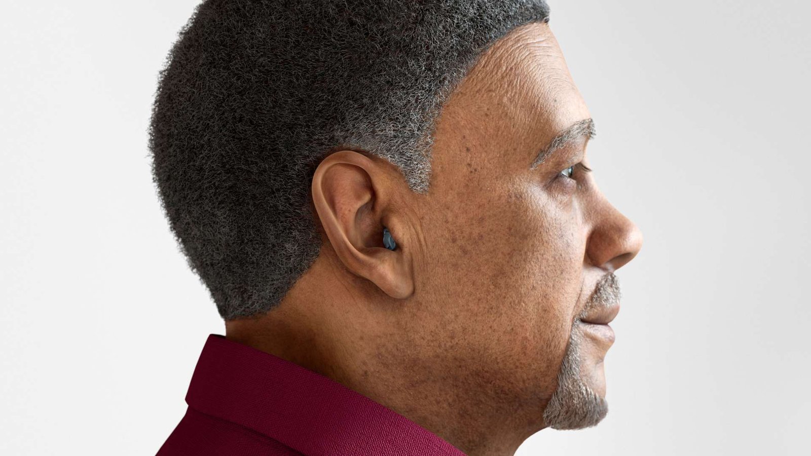 RS_Nexia_CIC_anthracite_on-ear_side_AA